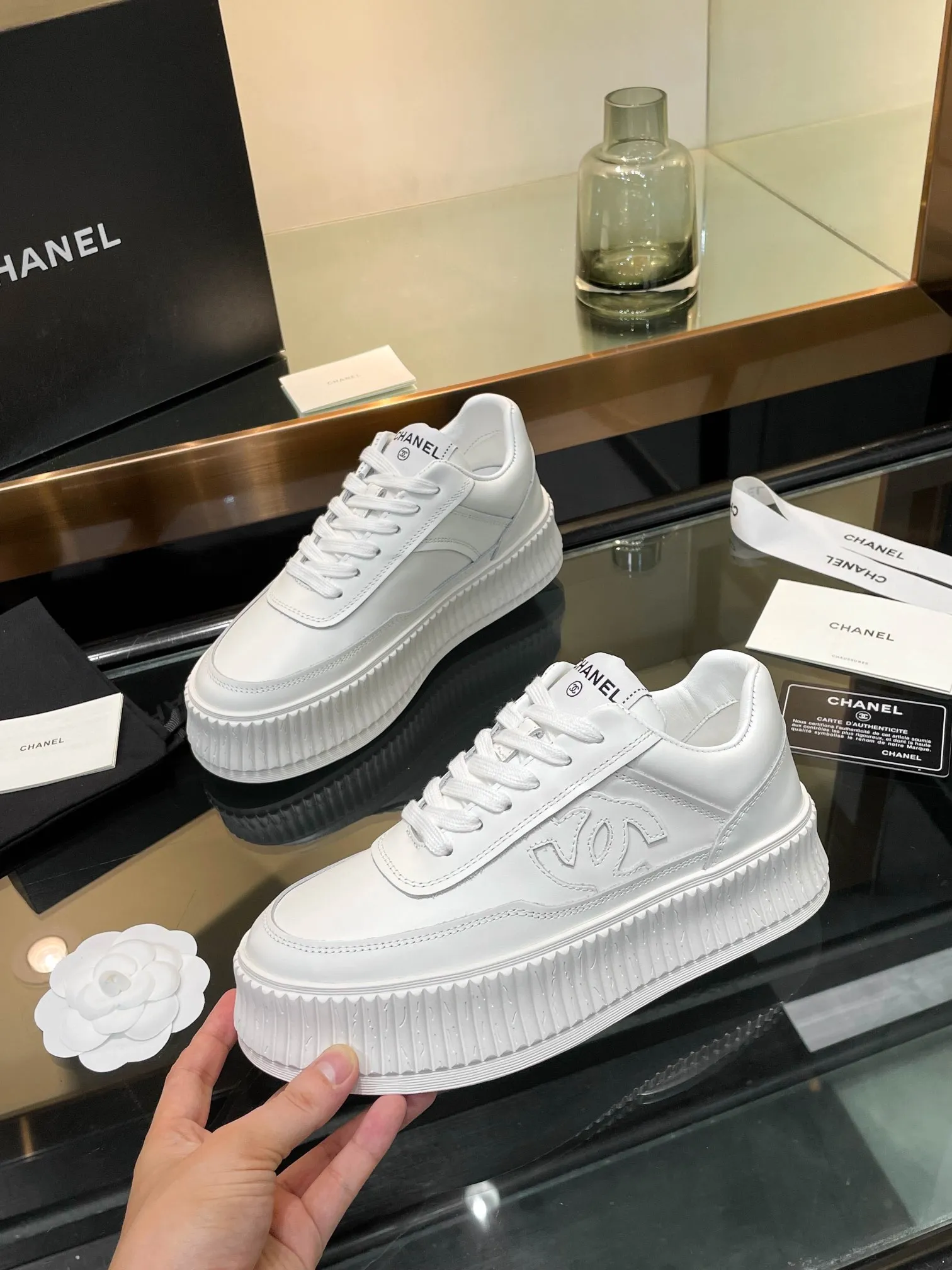 👟👟Ex-factory price 520👟👟Chanel Chanel 24A latest model full leather panda color white shoes casual sports shoes original purchase and development production Xiaoxiang C Home counter another super hot model, loved by Internet celebrity bloggers and ladies, various praises on social platforms, super popular, high quality, breathable, super spring and summer, seeing this issue can always arouse the inner desire of girls for fashion The latest suede material, classic black and white color scheme, fashionable on the feet, easy to care for. Fabric: original customized imported cowhide material. Lining: customized soft sheepskin lining. Sole: original molded rubber non-slip outsole. Bottom thickness: 5CM. Size: 35-40 for women.